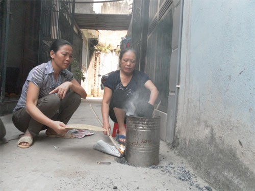 Người H&agrave; Nội d&ugrave;ng bếp than tổ ong chống chọi với "b&atilde;o" gas