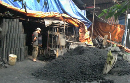 C&aacute;c cơ sở sản xuất than "được m&ugrave;a"