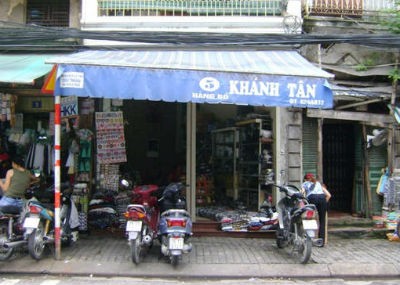 Kh&ocirc;ng một d&ograve;ng chữ giới thiệu mặt h&agrave;ng kinh doanh, nhưng vẫn tấp nập kẻ b&aacute;n người mua