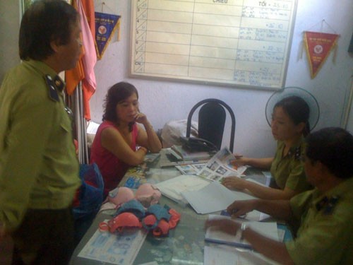 Lập bi&ecirc;n bản xử l&iacute; cửa h&agrave;ng b&aacute;n &aacute;o ngực kh&ocirc;ng r&otilde; nguồn gốc, giấy tờ chứng minh