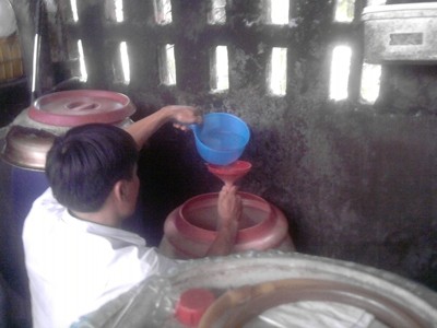 Lọc rượu trước khi chế. Ảnh: G.H.