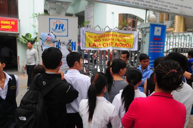 Người nh&agrave; bao v&acirc;y bệnh viện