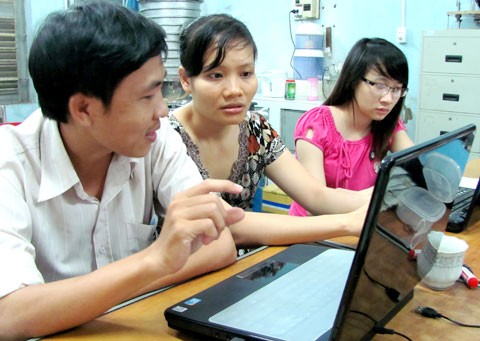 Chị Thu hướng dẫn cho học vi&ecirc;n chương tr&igrave;nh thạc sĩ l&agrave;m b&aacute;o c&aacute;o