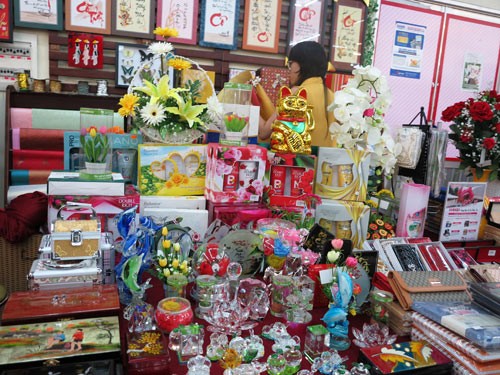 Nhiều cửa h&agrave;ng b&agrave;y b&aacute;n c&aacute;c sản phẩm nh&acirc;n ng&agrave;y 20/11