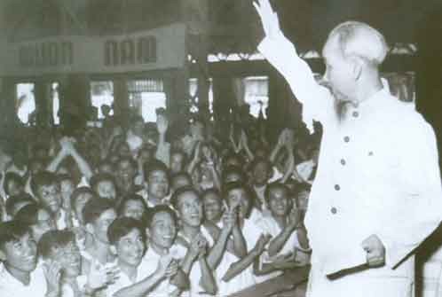 B&aacute;c Hồ thăm đại biểu gi&aacute;o vi&ecirc;n to&agrave;n miền Bắc (1958) v&agrave; dạy: "Trường học của ch&uacute;ng ta l&agrave; trường học của chế độ d&acirc;n chủ nh&acirc;n d&acirc;n, nhằm mục đ&iacute;ch đ&agrave;o tạo những c&ocirc;ng d&acirc;n v&agrave; c&aacute;n bộ tốt, người chủ tương lai của nước nh&agrave;... Nh&agrave; trường phải gắn liền với thực tế của nước nh&agrave;, với đời sống nh&acirc;n d&acirc;n". 