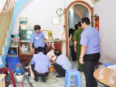 Cơ quan điều tra kh&aacute;m nh&agrave; một bị can trong vụ &aacute;n.