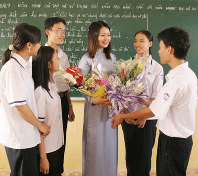 Tặng hoa cho c&ocirc; gi&aacute;o. Ảnh: internet