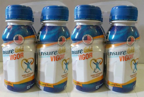 Uống gần nửa lon sữa Ensure Gold Vigor &ocirc;ng Thiện mới ph&aacute;t hiện sữa bị chua v&agrave; c&oacute; hiện tượng sửi bọt, sau đấy &ocirc;ng bị đau bụng.