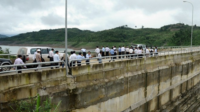 Một đo&agrave;n c&ocirc;ng t&aacute;c của Bộ x&acirc;y dựng về khảo s&aacute;t thủy điện S&ocirc;ng Tranh 2