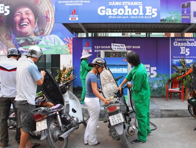 Xăng E5 l&agrave; hỗn hợp của xăng kh&ocirc;ng ch&igrave; v&agrave; ethanol nhi&ecirc;n liệu biến t&iacute;nh với h&agrave;m lượng ethanol từ 4%-5% theo thể t&iacute;ch.