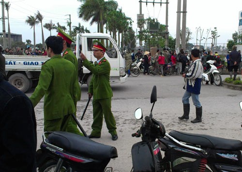Lực lượng chức năng đ&atilde; c&oacute; mặt ngay sau vụ ch&aacute;y xảy ra, nhưng phải mất hơn 2 tiếng đ&aacute;m ch&aacute;y mới được khống chế.