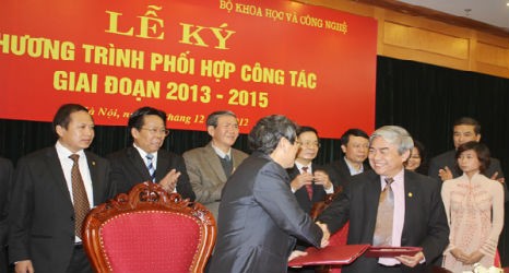 Ph&oacute; trưởng ban thường trực Ban Tuy&ecirc;n gi&aacute;o Trung ương Vũ Ngọc Ho&agrave;ng v&agrave; Bộ trưởng Bộ KH&CN Nguyễn Qu&acirc;n k&yacute; kết chương tr&igrave;nh hợp t&aacute;c.