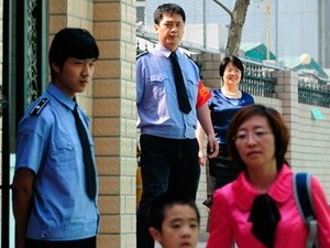 Nh&acirc;n vi&ecirc;n an ninh tại một trường học ở Bắc Kinh, Trung Quốc. Ảnh minh họa. (Nguồn: AFP)