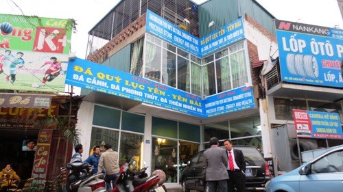 Cơ sở b&aacute;n đ&aacute; qu&yacute; n&agrave;y ki&ecirc;m lu&ocirc;n cả b&aacute;n rượu ng&acirc;m động vật qu&yacute; 