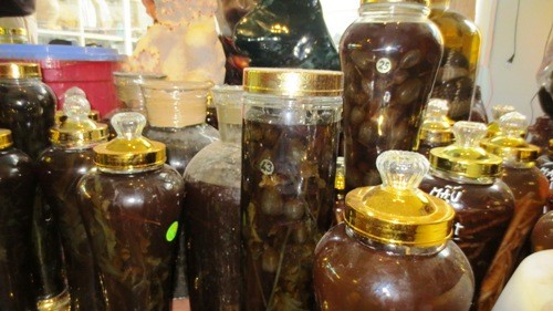 Rượu ng&acirc;m c&aacute;c loại động vật được rao b&aacute;n c&ocirc;ng khai tr&ecirc;n c&aacute;c diễn đ&agrave;n mạng