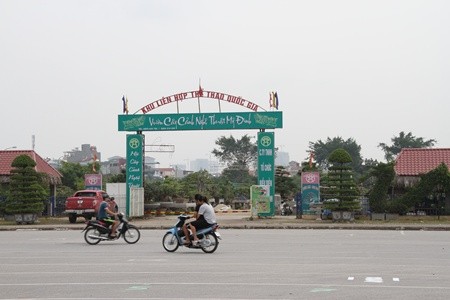 V&ograve;i phun nước trước cửa s&acirc;n Mỹ Đ&igrave;nh biến th&agrave;nh...nơi b&aacute;n c&acirc;y cảnh. Ảnh: HT
