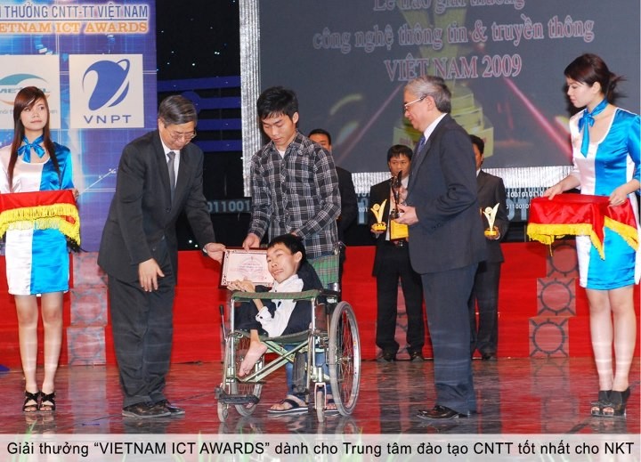 Hiệp sĩ CNTT Nguyễn C&ocirc;ng H&ugrave;ng nhận giải thưởng "Vietnam ICT Award" (C&ocirc;ng nghệ Th&ocirc;ng tin v&agrave; Truyền th&ocirc;ng Việt Nam) năm 2009 d&agrave;nh cho trung t&acirc;m đ&agrave;o tạo CNTT tốt nhất cho người khuyết tật.