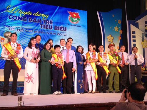 Ủy vi&ecirc;n Bộ Ch&iacute;nh trị - B&iacute; thư Th&agrave;nh ủy TP.HCM L&ecirc; Thanh Hải ch&uacute;c mừng  những c&ocirc;ng d&acirc;n trẻ tại lễ tuy&ecirc;n dương. Ảnh: L&ecirc; Thanh