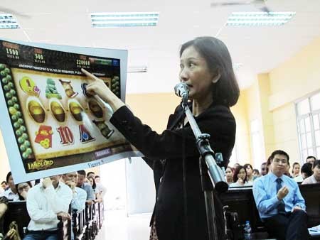 Luật sư c&aacute;c b&ecirc;n đang tranh tụng