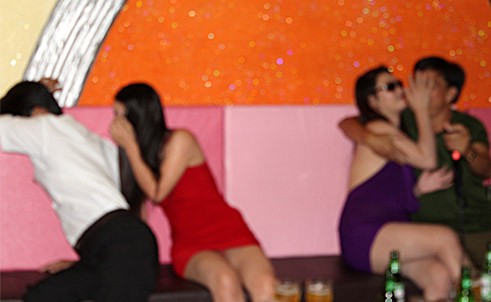 G&aacute;i bao tại qu&aacute;n karaoke H.P tr&ecirc;n đường Đo&agrave;n Thị Điểm, TP Bu&ocirc;n Ma Thuột. Ảnh: C&ocirc;ng an nh&acirc;n d&acirc;n