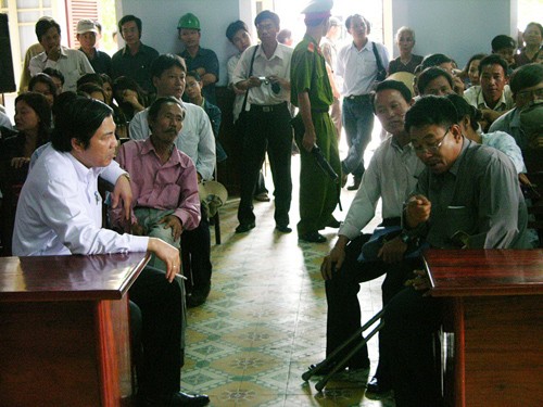 &Ocirc;ng Nguyễn B&aacute; Thanh trực tiếp tham dự một phi&ecirc;n to&agrave; c&oacute; tiếng k&ecirc;u oan của người d&acirc;n - Ảnh: HC