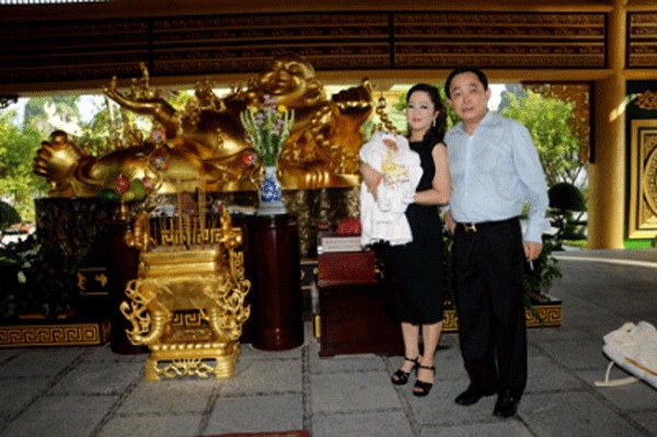 Gia đ&igrave;nh &ocirc;ng Huỳnh Uy Dũng - b&agrave; Nguyễn Phương Hằng