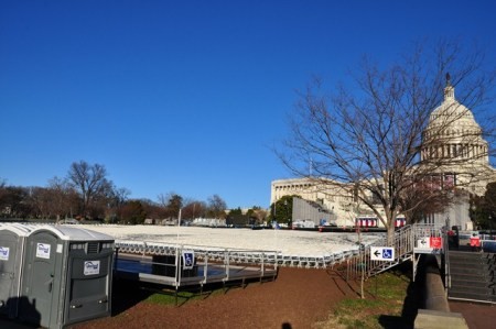 Sau d&atilde;y ghế ngồi cho kh&aacute;ch mời cũng c&oacute; WC. Ảnh HM