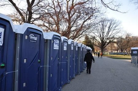 An ninh đi kiểm tra cạnh WC. Ảnh: HM