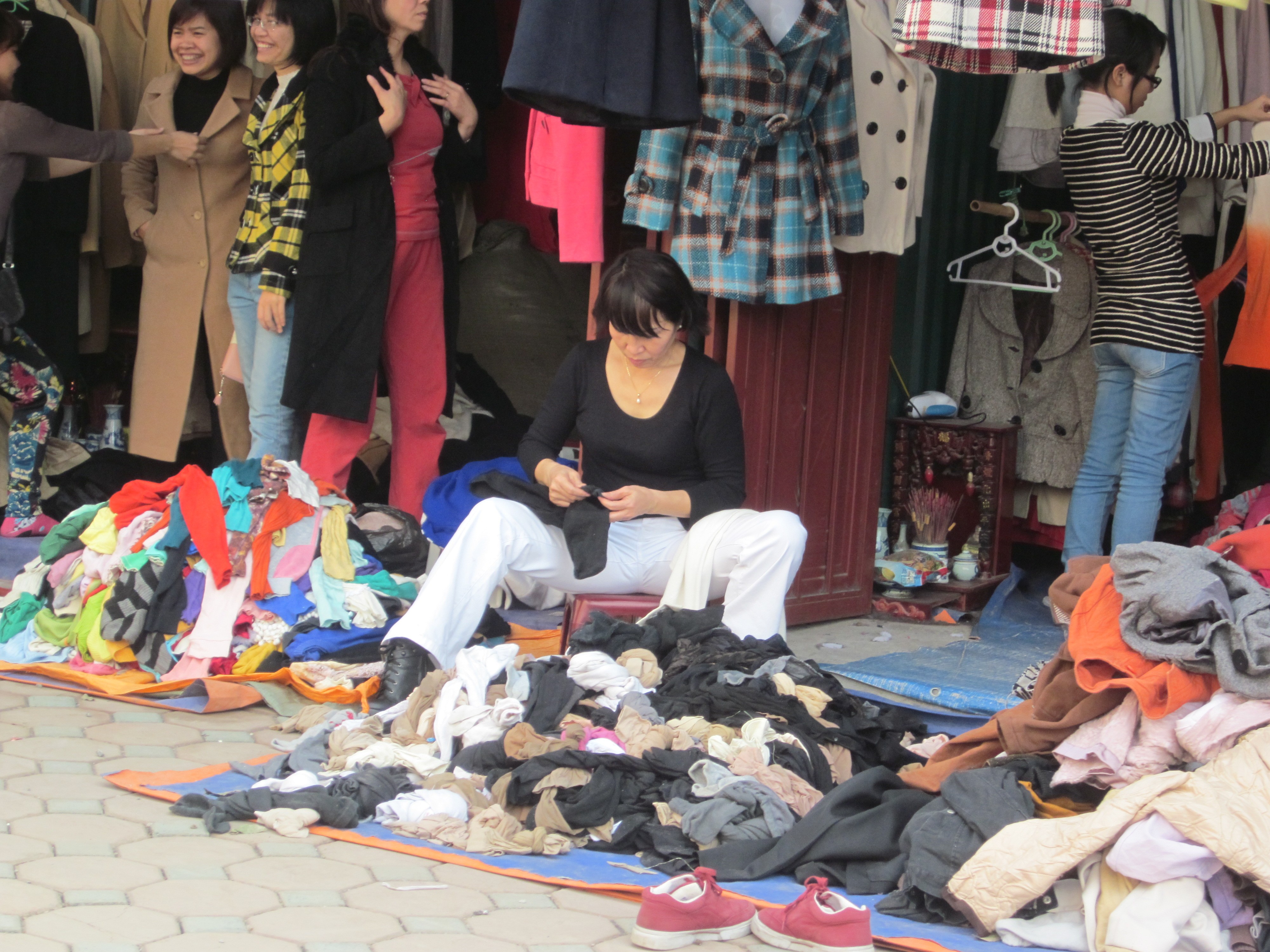 Chủ cửa h&agrave;ng thời trang thường chọn h&agrave;ng th&ugrave;ng đẹp để trộn h&agrave;ng v&agrave;o shop b&aacute;n gi&aacute; cao
