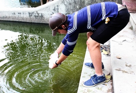 Sau nhiều năm du học ở nước ngoài, đây là lần đầu tiên Giang Thành Lộc (19 tuổi, Trung Yên, Cầu Giấy) đi thả cá chép vàng. Lộc chọn hồ Ngọc Khánh vì được mẹ thông tin rằng nước hồ này khá sạch nên khi thả xuống cá có thể sống khỏe. Nếu thả ở các hồ bẩn, cá chưa kịp lên trời thì đã chết vì nguồn nước ô nhiễm.