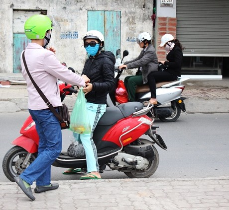 Có những lúc, từng tốp phải đợi phiên nhau để thả cá
