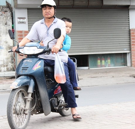 Người bố này mang theo cả cậu con trai đi thả cá