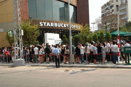H&igrave;nh ảnh đo&agrave;n người xếp h&agrave;ng chờ đợi giờ mở cửa tại qu&aacute;n Starbucks đầu ti&ecirc;n ở Việt Nam