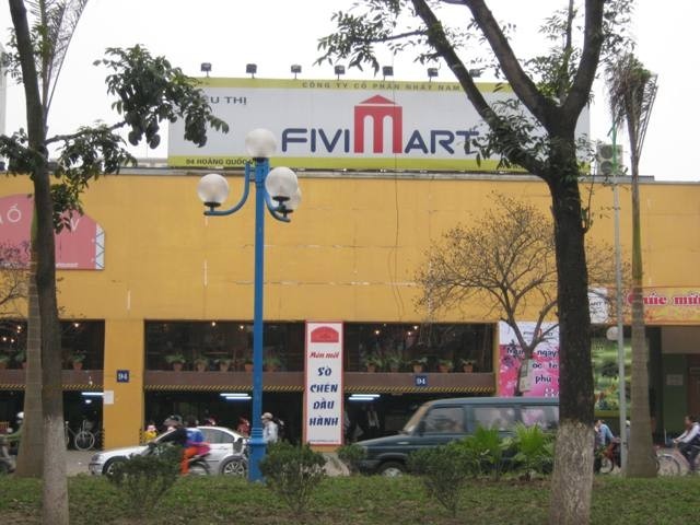 Si&ecirc;u thị Fivimart tr&ecirc;n đường Ho&agrave;ng Quốc Việt, H&agrave; Nội n&agrave;y b&aacute;n nhiều mặt h&agrave;ng đắt hơn 10 phần trăm so với cửa h&agrave;ng nhỏ, lẻ c&aacute;ch đ&oacute; chưa đầy 300m.