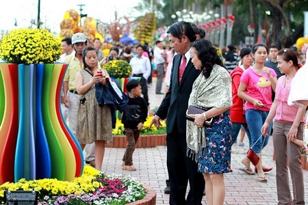 &Ocirc;ng Nguyễn B&aacute; Thanh c&ugrave;ng vợ đi thăm con đường hoa xu&acirc;n