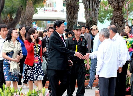 &Ocirc;ng bắt tay người d&acirc;n tr&ecirc;n con đường hoa xu&acirc;n Bạch Đằng