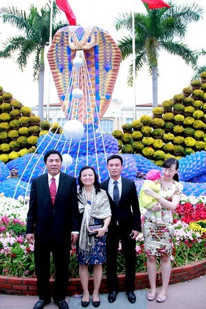&Ocirc;ng rất quan t&acirc;m đến từng chi tiết tr&ecirc;n con đường hoa