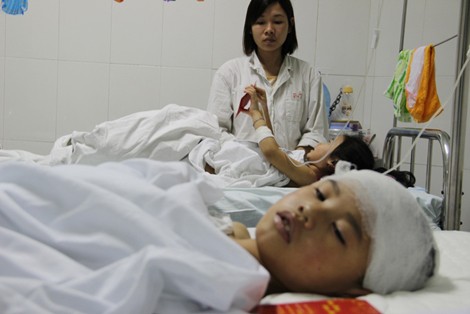 Ch&aacute;u Đặng Đ&igrave;nh Dũng - 8 tuổi ở Chương Mỹ (H&agrave; Nội) bị mất 2 ch&acirc;n sau một TNGT. Mẹ v&agrave; b&aacute;c ruột em tử vong. Ảnh: GTVT