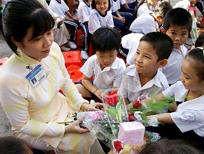 Tặng hoa c&ocirc; gi&aacute;o.