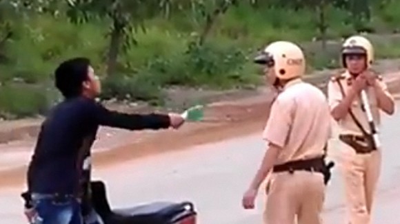 Cần nghi&ecirc;m trị những người chống lại người thi h&agrave;nh c&ocirc;ng vụ. Ảnh; Anninhthudo