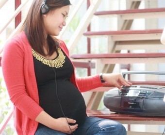 Nghe nhạc qu&aacute; to ảnh hưởng đến th&iacute;nh gi&aacute;c của thai nhi từ trong bụng mẹ