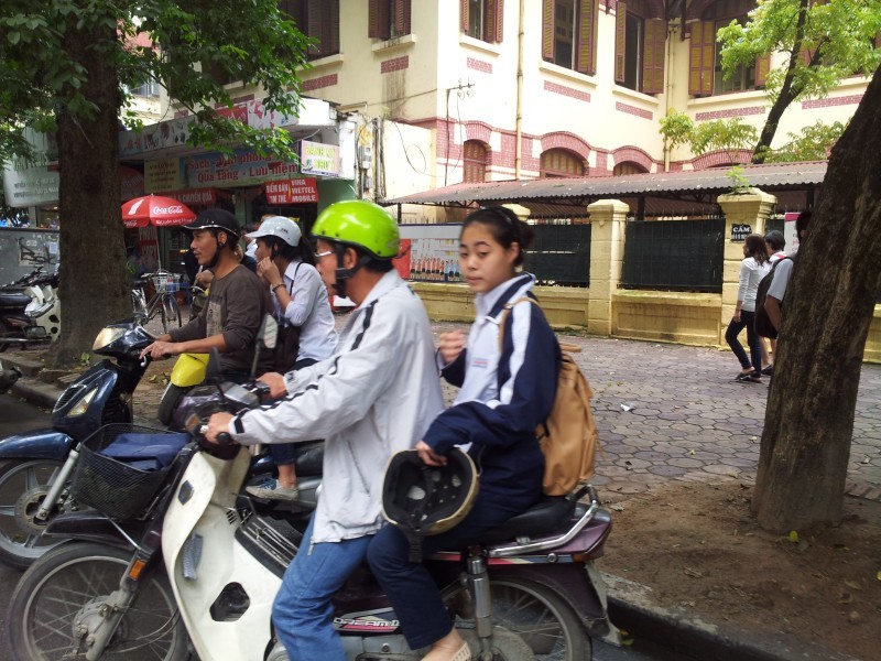 Nhiều em học sinh chỉ cầm mũ bảo hiểm tr&ecirc;n tay hoặc đội mũ "rởm"