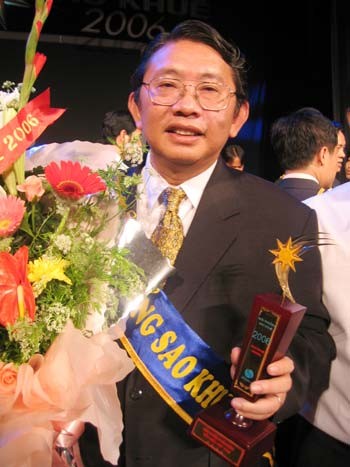 &Ocirc;ng Phạm Văn S&aacute;ng, Gi&aacute;m đốc Sở KH-CN Đồng Nai nhận giải thưởng Sao Khu&ecirc; 2006 cho phần mềm chữ k&yacute; điện từ. ảnh: B.D