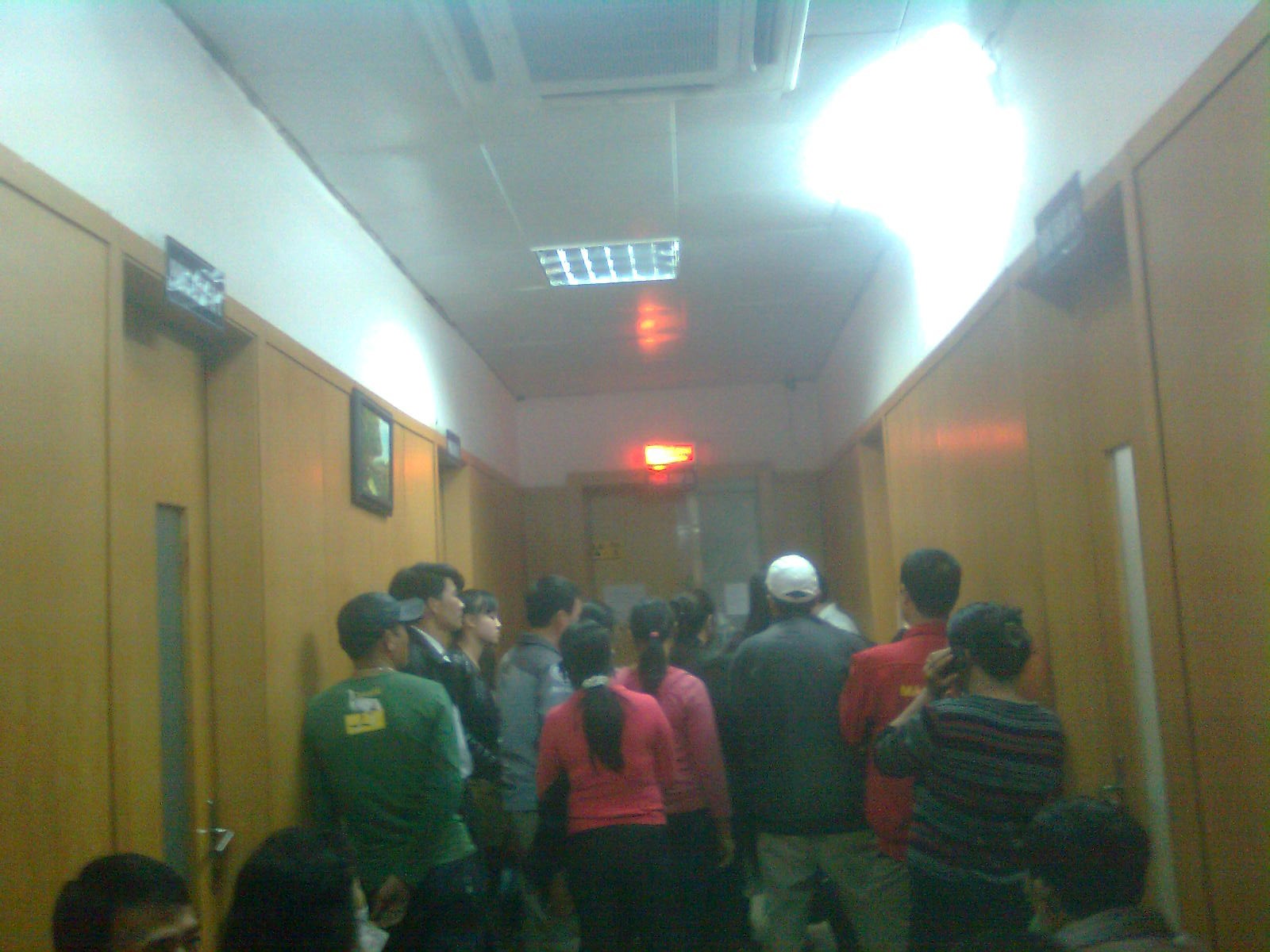 Xếp h&agrave;ng chờ chụp X quang.