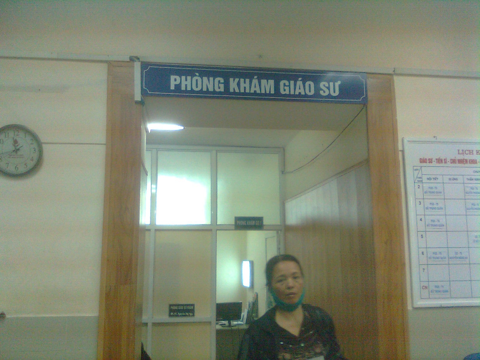 D&ugrave; c&oacute; cả b&aacute;c sĩ kh&aacute;m, nhưng khu vực n&agrave;y vẫn khi l&agrave; Ph&ograve;ng kh&aacute;m Gi&aacute;o sư.