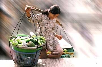 Nặng gh&aacute;nh mưu sinh, những người ngh&egrave;o chưa bao giờ mơ được đi du lịch dịp nghỉ lễ. 