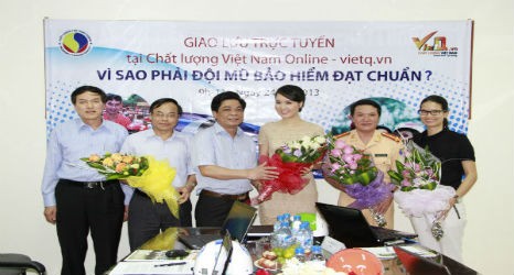 Tổng Bi&ecirc;n tập Trần Văn Dư tặng hoa kh&aacute;ch mời.