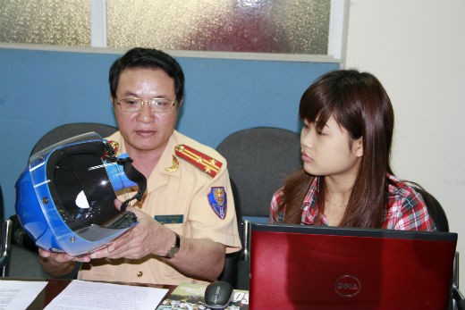 Thượng t&aacute; Nguyễn Hữu Luyện &ndash; Ph&oacute; Trưởng ph&ograve;ng Hướng dẫn luật v&agrave; điều tra, xử l&yacute; tai nạn giao th&ocirc;ng, Cục cảnh s&aacute;t giao th&ocirc;ng đường bộ v&agrave; đường sắt, Bộ C&ocirc;ng an đang giao lưu c&ugrave;ng độc giả