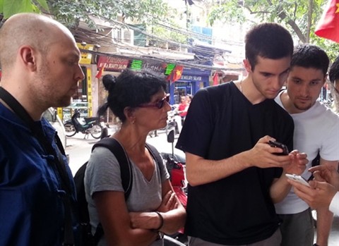 3 du kh&aacute;ch người ph&aacute;p