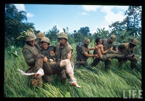 L&iacute;nh Mỹ trong một chiến dịch trong chiến tranh Việt Nam. Ảnh: Larry Burrows/LIFE.